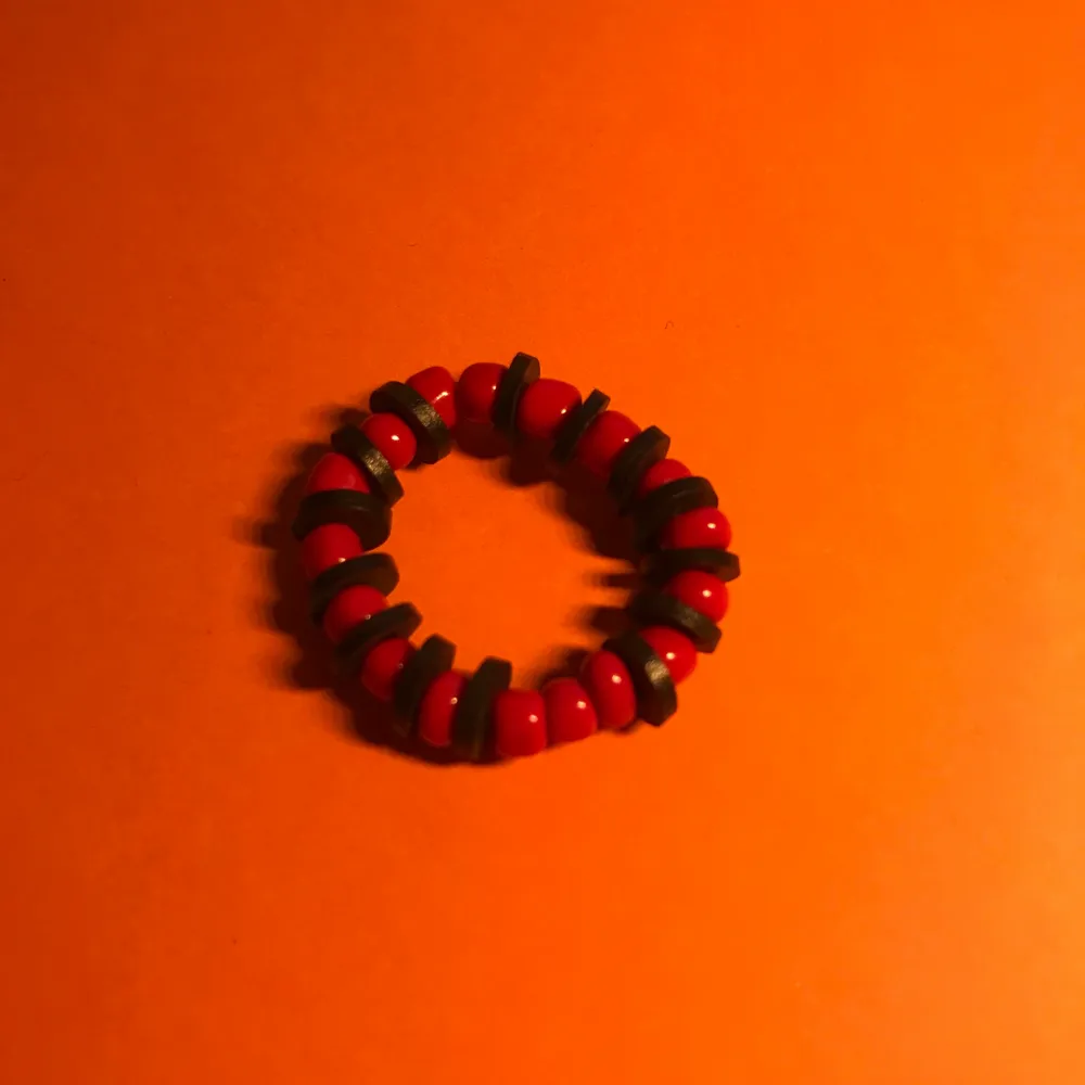Halloween ring med svarta claybeads, små röda pärlor och elastisk tråd! Runt 6 cm! 15kr plus frakt!🖤🧡. Accessoarer.