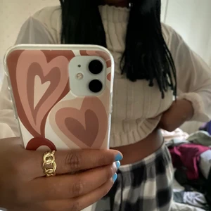 blus - en fin festlig blus, använd fåtal gånger. den är i storlek M. tveka nt om att köpa, bara gör det!!