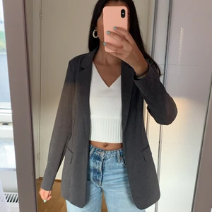 Blazer - Så snygg grå kavaj/blazer som jag endast använt ett par gånger så i toppskick!! Frakt tillkommer i priset 💕💕