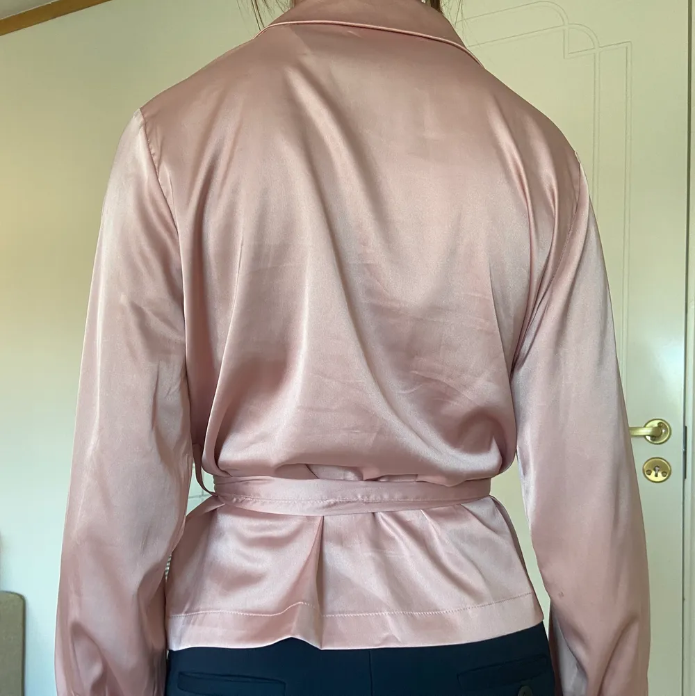 Jättefin rosa skjorta i silke som jag använt ett fåtal gånger.. Blusar.