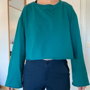 Grön tröja från H&M - Grön långärmad tröja från H&M.