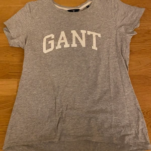 Gant t-shirt - Grå Gant t-shirt, jätte fin passform och väldigt skön. Använd några gånger men i bra skick. Passar de i storlek S. Går att skicka men då tillkommer frakten.