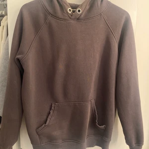 Hoodie  - En mörkgrå hoodie från bikbok , stl Xs . Säljer den pga att den ej används något mera .meddela vid intresse :) 