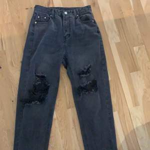 Grå/svart jeans från SHEIN med hål storlek M dock mer som en stor S