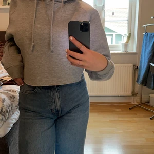 Hoddie från Bik Bok - Croppad Hoddie från Bik Bok, använd en del men bra skick, storleken är xs men skulle även passa s/m, nypris ca 350