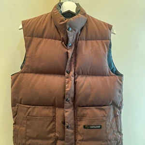 Brun canada goose väst - En riktig fet brun vintage canada goose väst i riktigt bra skicka. Inga märkvärdiga flaws och perfekt nu till hösten/vintern. Otroligt najs brun förg och riktigt go passform! Tveka inte att höra av dig vid funderingar!