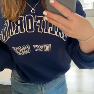 Sweatshirt - Säljer denna fina sweatshirt i storlek M