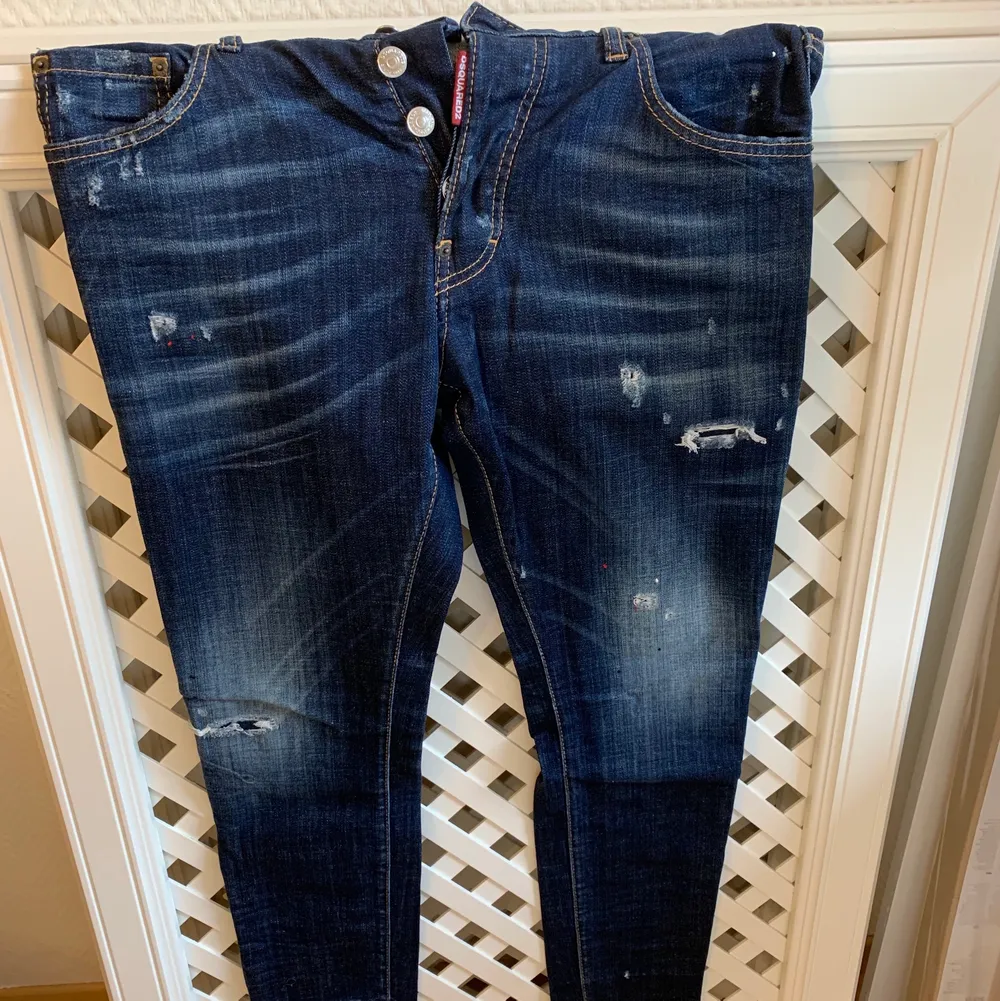 Dsquared2 jeans storlek 48. Köpt från Farfetch, nypris 4200kr.. Jeans & Byxor.