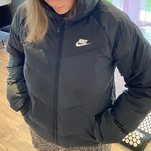 Nike - Hejsan! Jag säljer denna sjukt snygga Nike jacka, det är en vinterjacka. Köpte den förra vintern och bara använd då. Den har inte en ända skråma och ser ärligt ut som ny❤️ Passar ifrån s/m skulle jag säga! 