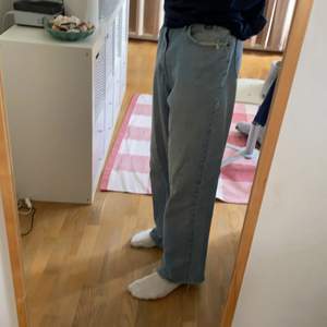 Ett par bredare vintage lee jeans, igen sytt hål på vänster knä. Skriv för mer bilder eller om du har några frågor 