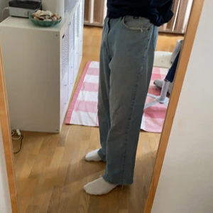 Lee jeans - Ett par bredare vintage lee jeans, igen sytt hål på vänster knä. Skriv för mer bilder eller om du har några frågor 