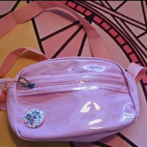 Ita Väska  - Oanvänd, man kan ha pins där inne.