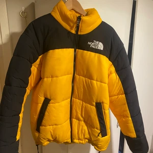 The north face jacka  - The north face vinterjacka storlek L passar medium bra också, bra skick nypris 2200 nu 899, använd en säsong men ser utan att vara i nyskick 