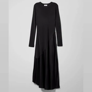 Weekday klänning (ny med prislapp) - Weekday Karen Dress. Sååå fin kvalitet och fall, lite glansig i tyget och tyngd i materialet. Helt ny med prislapp!!