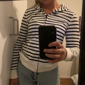 Randig zip  - Jättesnygg zip från ralph lauren, säljer då jag har tillräckligt med randigt och inte får användning av den😆 storlek xl men sitter som en s/xs, jättebra skick 