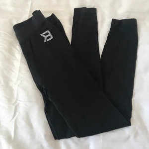 Better bodies träningstights  - Better Bodies träningstights, svarta i storlek S. Endast använda fåtal gånger så i perfekt nyskick. Nypris ca 499kr😇