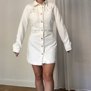 Zara - jeansklänning 🌻 - Underbar jeansklänning från Zara, så fin men används för sällan av mig 🌻