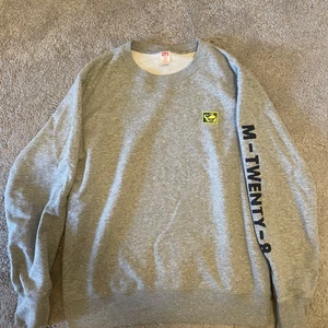 Uniqlo tröja med mickey mouse theme  - Grå tröja, bra condition 9/10, helt grå på baksidan därför ingen bild på den. 