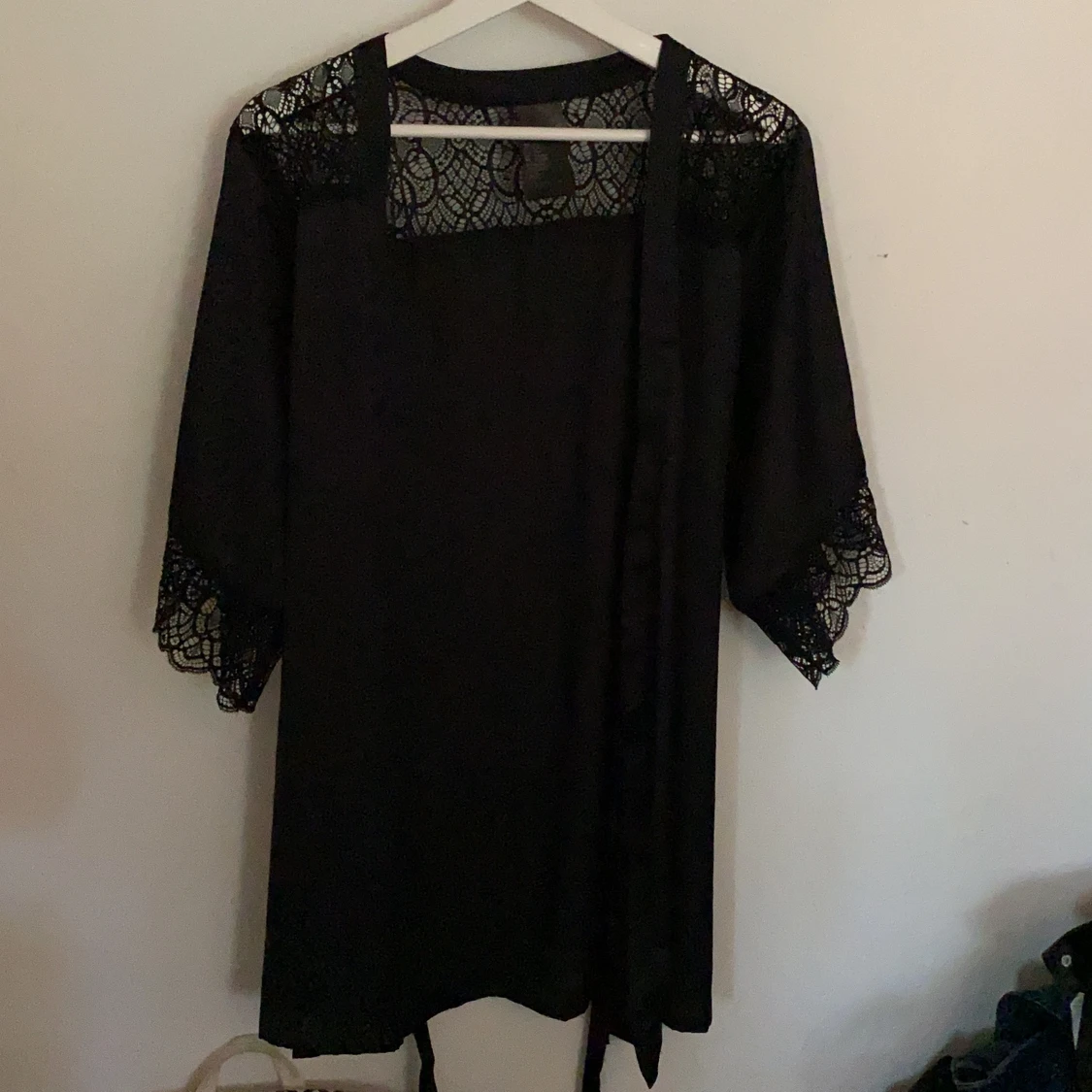 Svart morgonrock med spets