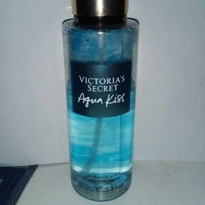 Victoria's Secret - Aqua Kiss 250ml - Victoria's Secret - Aqua Kiss 250ml.               Victoria's Fragrance mist Aqua Kiss  (Eau Fraiche) är en uppfriskande kroppsspray med en mycketfräsh doft samt med 3 procent doftoljor som du kan använda på hela kroppen. Sprayen är fräsch och Som ny, dock i begagnat skick då den använts ytterst lite och innehåller ca 180ml kvar i flaskan (lite mer än hälften).  Säljes pga doften ej passade mig, men doftar otroligt gott annars.         Ordinariepris 369:-/st                         