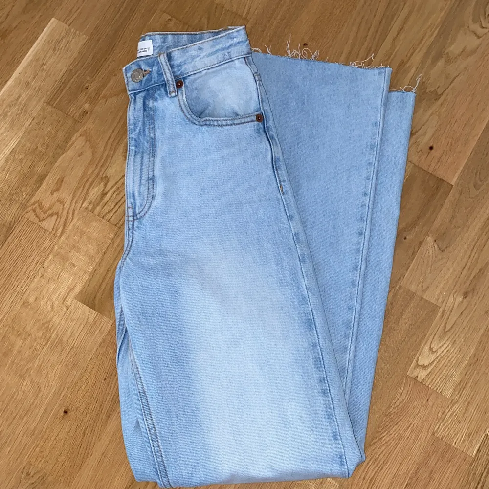 Säljer dessa jeans från Zara som tyvärr aldrig har använts då dem är för små. Modellen har en rak passform och är i en perfekt längd i benen för mig som är 176 cm. . Jeans & Byxor.