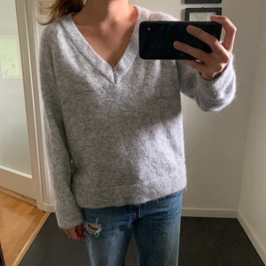 En grå stickad tröjans  - En snygg grå stickad tröja som är perfekt nu för hösten. Bra skick. Frakt ingår inte i priset.