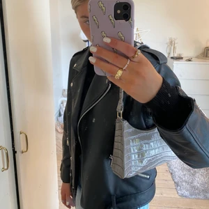 grå väska - super snygg grå väska!! helt oanvänd 