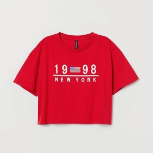 Croppad T-shirt  - Croppad T-shrit i storlek S ifrån h&m! Säljer då den inte kommer till användning hos mig längre :/ Köparen står för frakten på 66 kr!