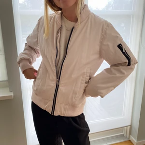Höst/vårjacka - Vadderad bomberjacka! 