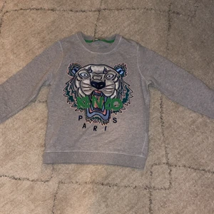 Kenzo tröja - Äkta kenzo tröja köpt i London. Den är jättefin men passar tyvärr inte mig. Pris kan diskuteras och det finns fler bilder. Det är storlek xs men passar S också.