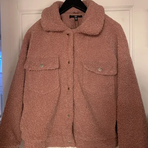 Jacka - Puderrosa Teddy jacka från Nelly tror jag! Aldrig använd!🥰 (köparen står för frakten)