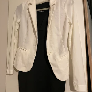 vit kavaj stlk 34/ 36 - vit kavaj med genomskinliga armar 