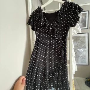 Lätt, prickig klänning  - Jättefin klänning från Boohoo. Passar mig som är 36a, dock är jag 170 och den blir lite för kort. Snöre i midjan!