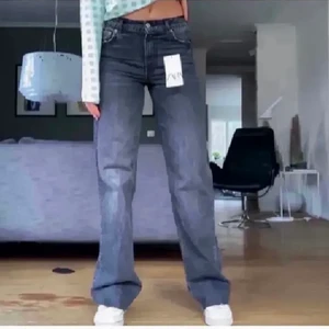 Zara jeans  - Populära mid rise jeans från zara i storlek 36. Köpta här från Plick men säljer pga att dom är lite stora för mig. Budgivningen startar på 300kr + frakt, köp direkt 500kr + frakt. Säljer endast vid ett bra bud. (första bilden är lånad)❤️❤️