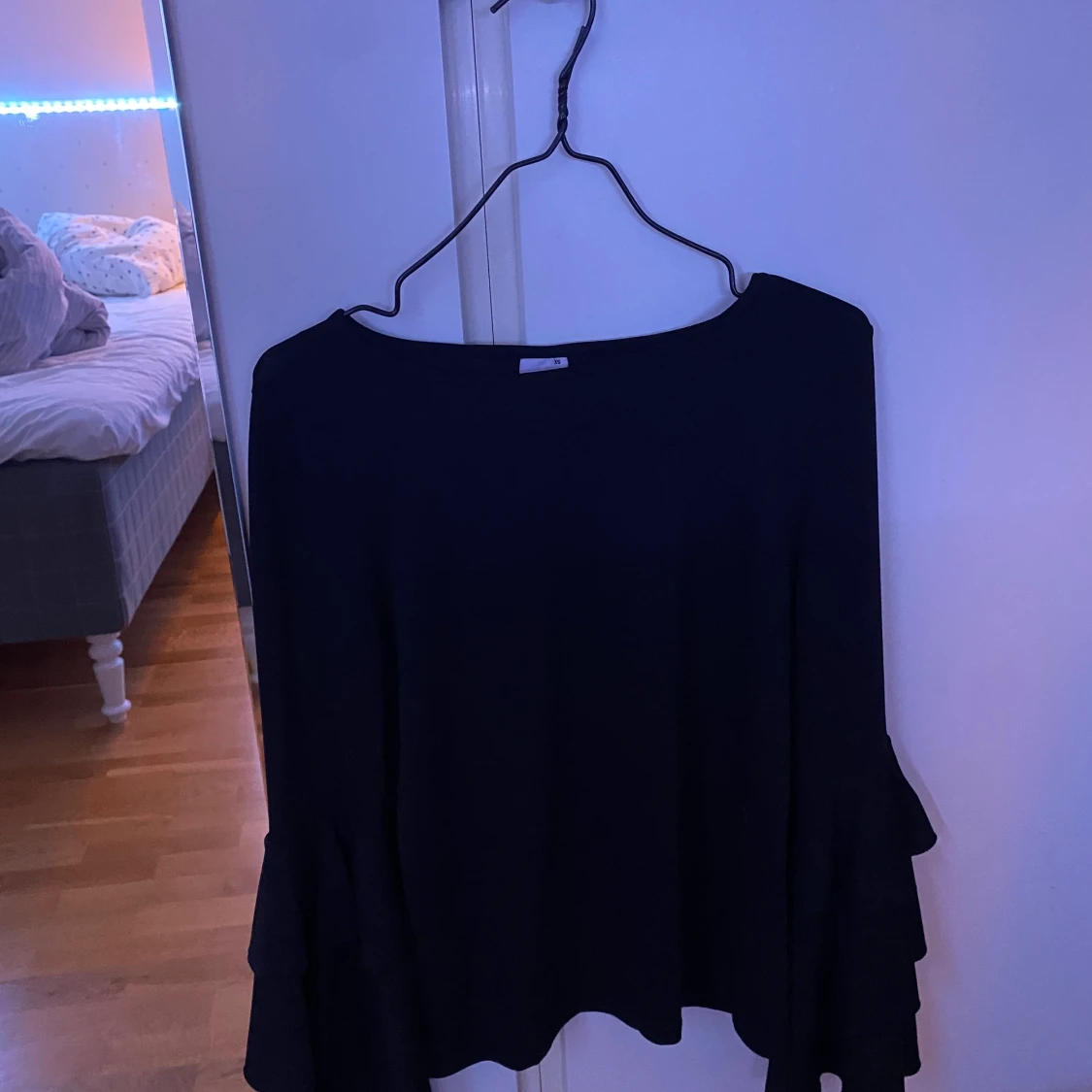 Svart tröja med utsvänga ärmar