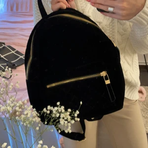 Väska - Ryggsäck i sammet från ginatricot. Aldrig använd! 💕