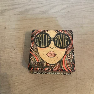 Rouge / blush  - Söljer en blush från benefit! Väl andvänd, men har såååå myxket produkt kvar! Den är extremt snål med produkt! 