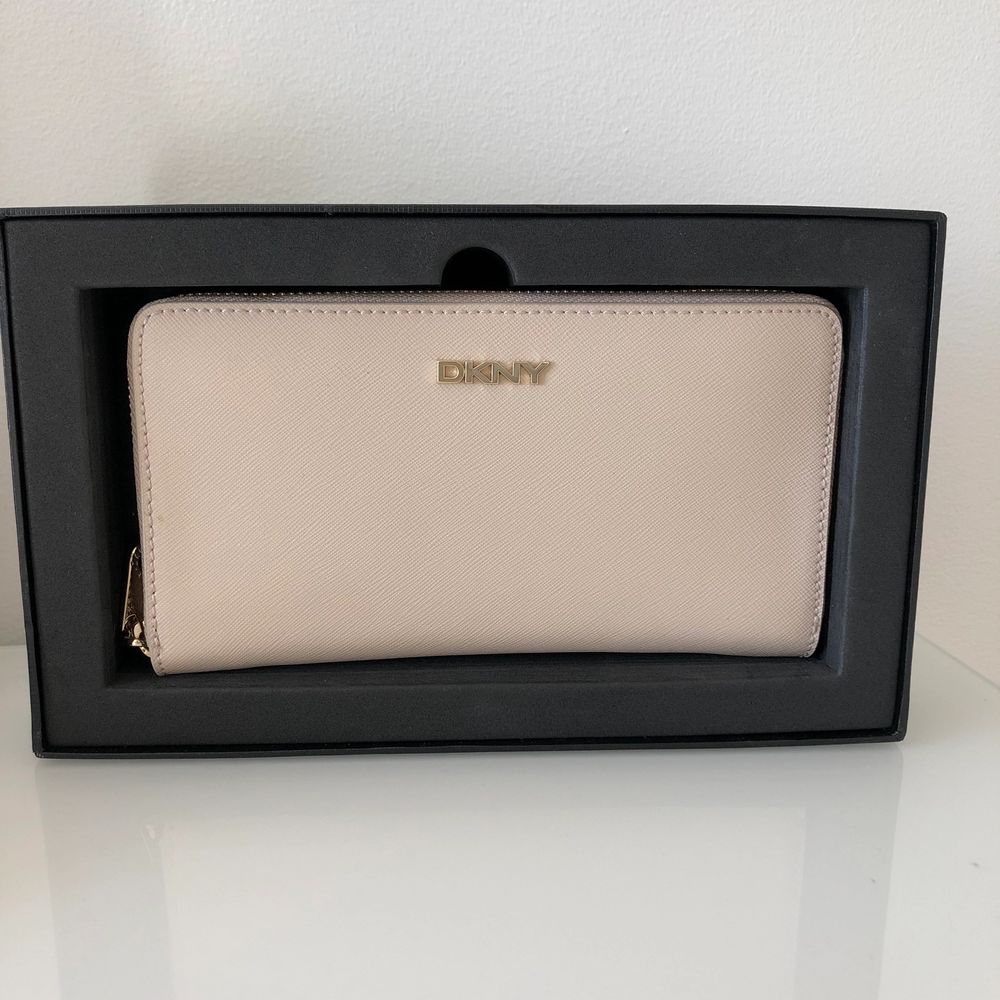 DKNY väska ny dkny plånbok | Plick Second Hand