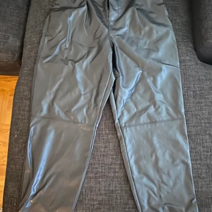 Byxor  - Säljer ett par skinnbyxor 
