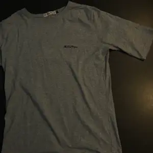 En grå t-shirt i storlek MEDIUM 