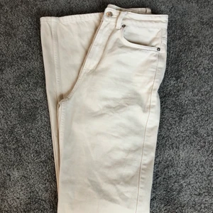 Weekday Rowe beige jeans - Supersnygga Weekday jeans i modellen Rowe🌸 Älskar verkligen dessa men de var tyvärr förstora som man kan se. Kommer köpa likadana i mindre storlek direkt då de verkligen är galet snygga och trendiga🤍 Storlek 24/32. Köparen står för frakt.