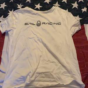 Sail Racing t-shirt med grå text. Storlek 160. Använd Max 4 gånger.🖤