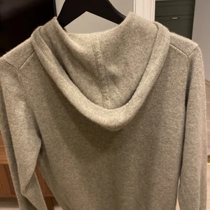 Soft Goat storlek M - Soft Goat hoodie 100% Kashmir strl M. Använd fåtal gånger!           Nypris 2195kr