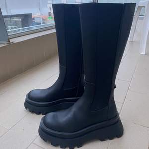 Stövlar / boots helt nya, har i storlek 37-40, skriv privat om ni har frågor om vart de är ifrån med mera ! 