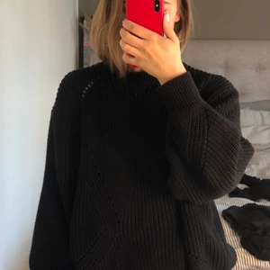 Stickad svart tröja - En superfin stickad tröja från H&M i storlek XS, sitter fint oversized på mig så den är rätt så stor i  storleken! 🥰Säljer den då den inte kommer till användning 