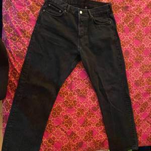 Svarta baggy jeans köpta från Weekday. Ny pris ca 700kr 