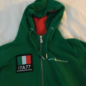 Sail racing zip hoodie - Denna hoodien är sååå cool. Jag säljer den på grund av att jag inte fått nån användning för den. Jag köpte den secondhand, då var den nästan i nyskick. Jag har inte använt den en enda gång sen dess, endast provat. Den är i storlek M, men funkar även för S och XS beroende på hur oversized man vill ha den. Utropspriset är 500 kr. Buda i kommentarerna! Frakt tillkommer på 79kr!