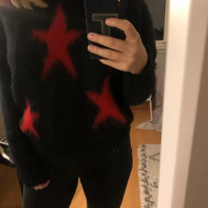 Svart stickad Replay tröja med röda stjärnor - Skit snygg svart stickad tröja med stjärnor på framsidan av tröjan från Replay. Kommer tyvärr inte till användning längre, därför jag säljer den! Har ofta S på mina kläder så skulle säga att tröjan kan bäras både av personer som vanligtvis brukar ha XS,S,M. Användt ett fåtal gånger, köpt på Åhléns. 