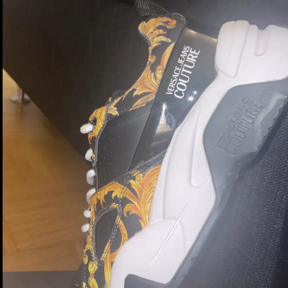 Äkta Versace skor i strl 40. Köpta för 2200 säljs för 1200 skriv för mer bilder !! Både låda till skorna och äktehetsbevis finns 🌟 . Kengät.