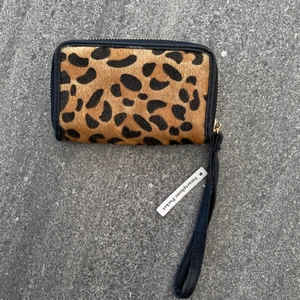 Ny plånbok Åhlens - Helt ny. Nypris 200kr. Kan hämtas upp i Malmö eller Ljungbyhed☺️